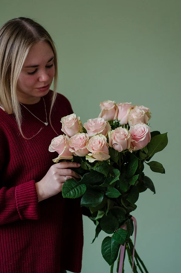 11 нежных розовых роз